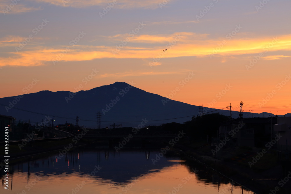 酒田市内から遠望した鳥海山と朝焼け　Mt.Chokai and Morning glow 