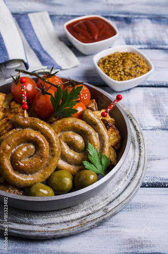 Round roast sausages with vegetables