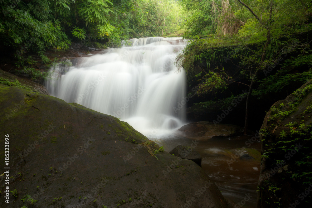 Obraz premium Tat Vimarn Thip Waterfall