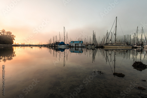 Fototapeta Naklejka Na Ścianę i Meble -  Sunrise by the coal harbour marina vancouver canada