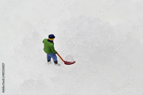 スコップで雪かきをする人