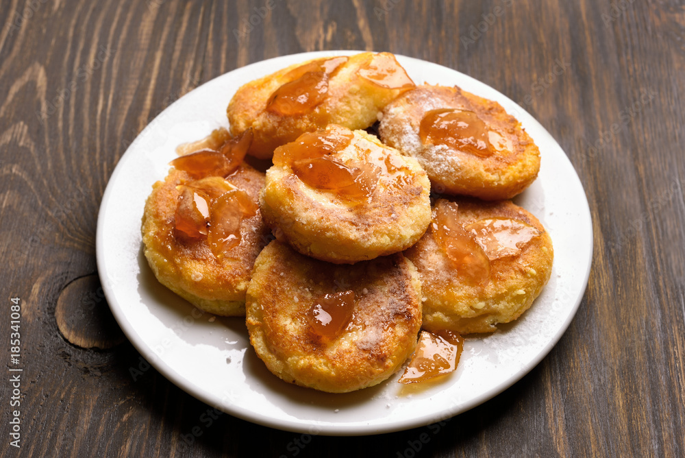 Curd cheese pancakes with caramelized apple slices