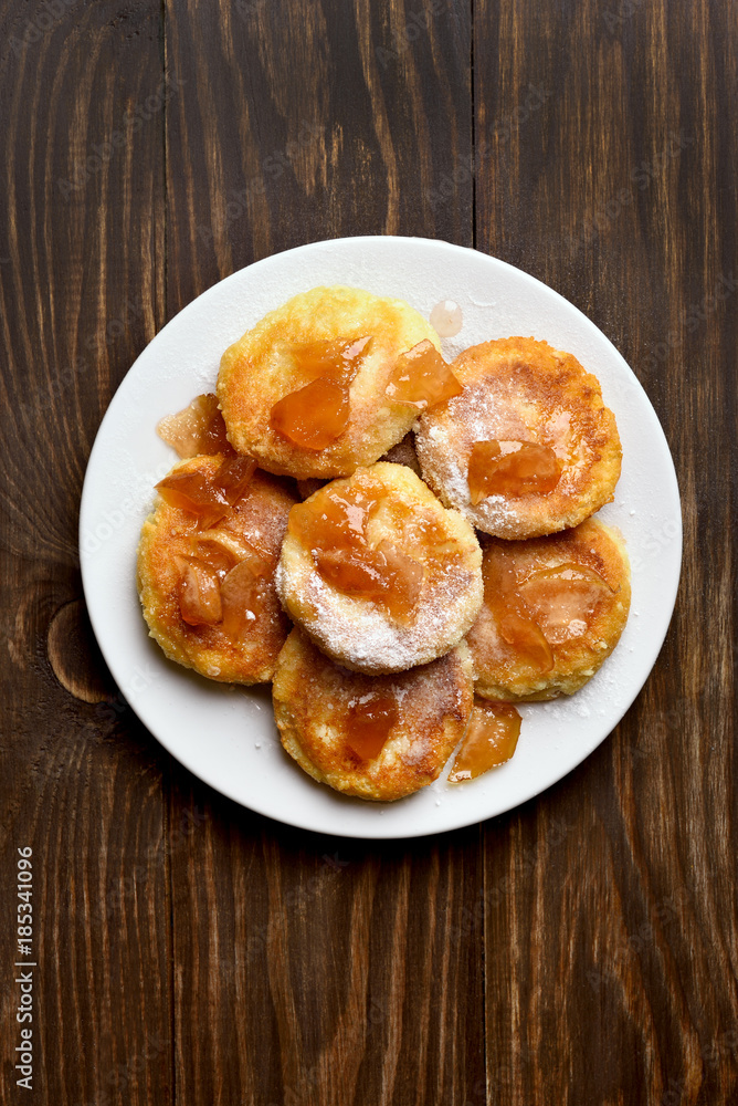 Curd cheese pancakes with caramelized apple slices