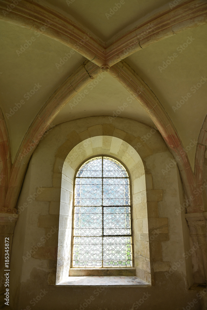 Voûtes et vitraux de l'abbaye cistercienne de Fontenay en Bourgogne, France