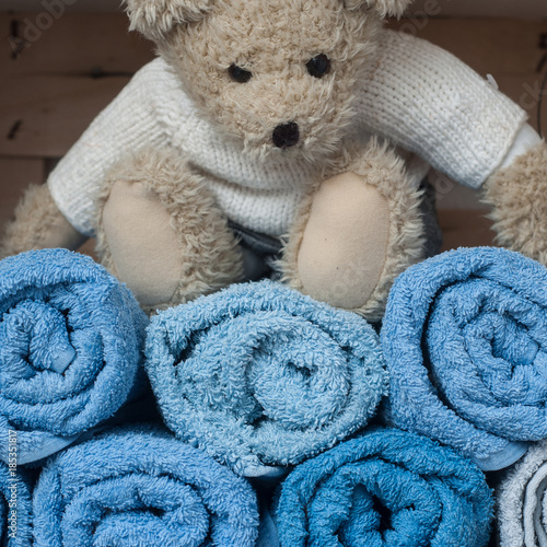 ours en peluche sur serviettes de toilettes roulées © pixarno