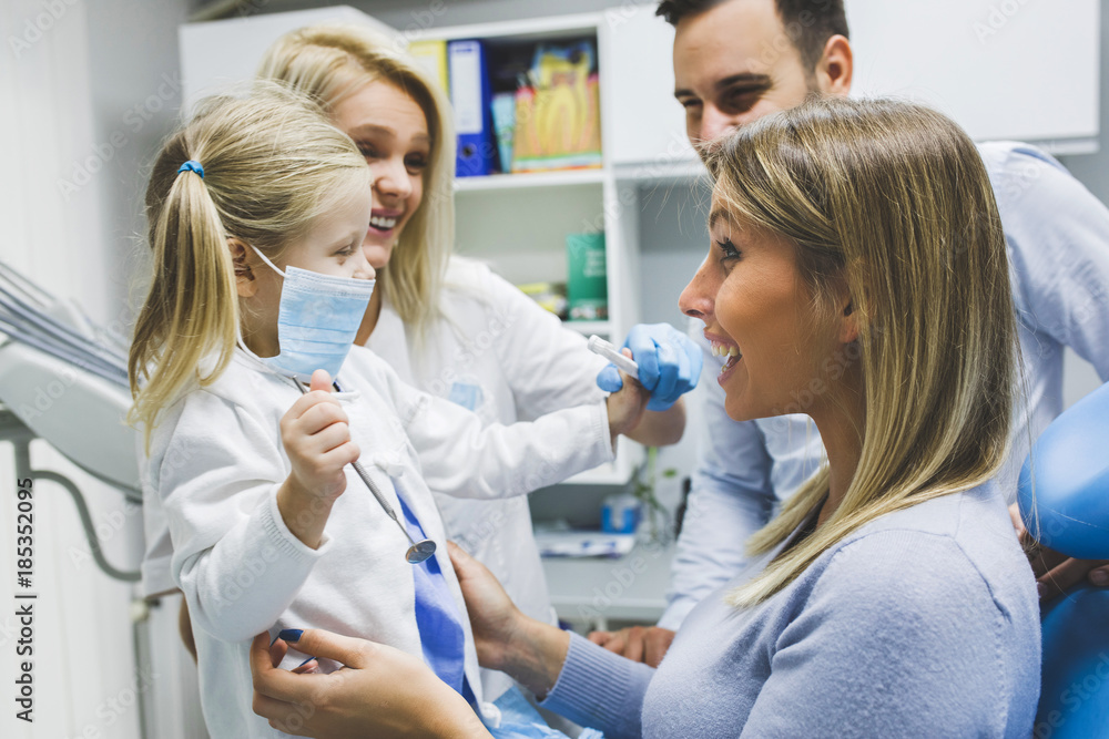 Obraz premium Family in dental office