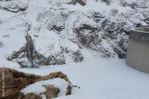 Diga di Place Moulin (Valle d'Aosta) completamente ghiacciata