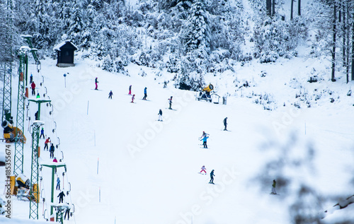 Foto people skiing on slopes in winter scenery in Kranjska Gora in Julian Alps, Slove
