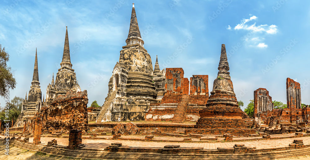 Fototapeta premium Old Buddhist Temple Wat Mahathat Ayutthaya Historical Park, Ayutthaya, Thailand