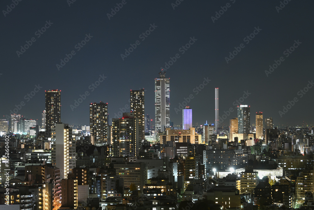 Fototapeta premium Pejzaż Tokio, piękny nocny widok Japonii „Widok na drapacze chmur i panoramę miasta Toshima Ward” (Sunshine 60 to wieżowiec w centrum)