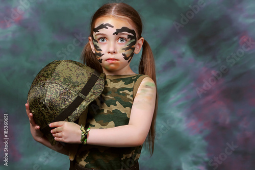 портрет девочки, ребенка, образ военный, солдат