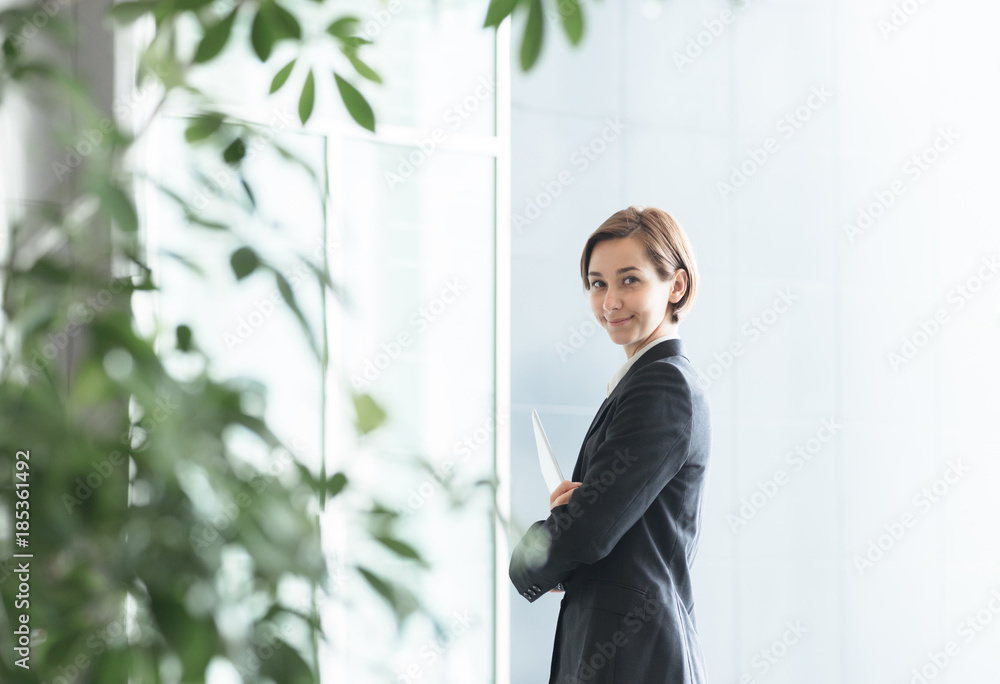 楽しく働く女性のイメージ