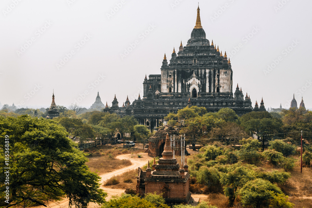 Fototapeta premium BAGAN, MYANMAR - March 6, 2017: View on Thatbyinnyu temple, Thatbyinnyu phaya