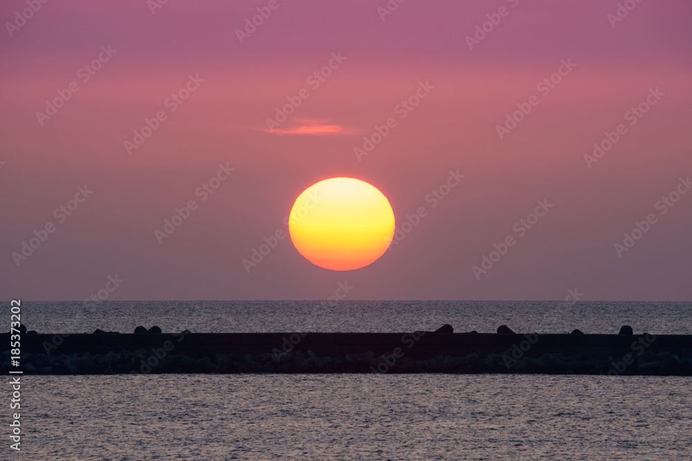 水平線に沈む太陽