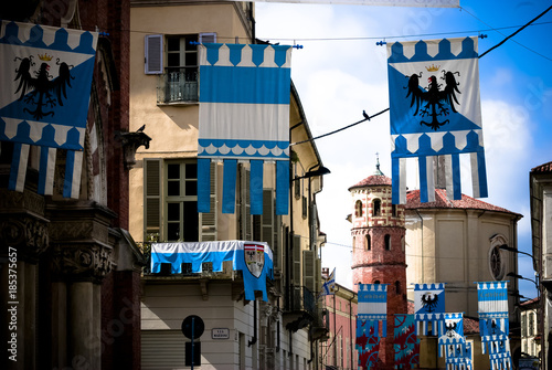 Foto Colorful flags decorated medieval buildings before the Palio horse race