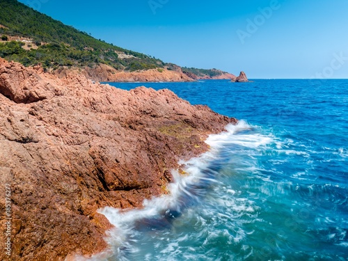 Roches rouges de l'Esterel se jettant dans la médirranée