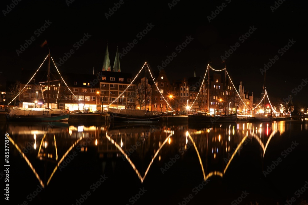 Fototapeta premium Blick auf den idyllischen Museumshafen in der Hansestadt Lübeck