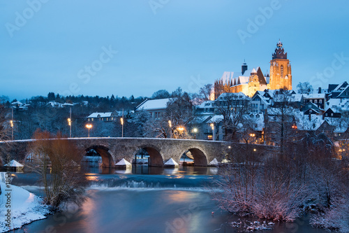 Alte Lahnbrücke in Wetzlar mit Dom im Winter 