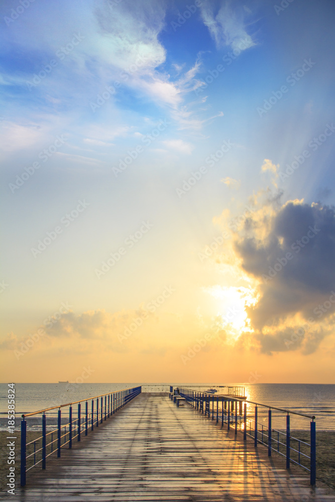 Obraz premium Beautiful view of the wooden pier that leads to the sea