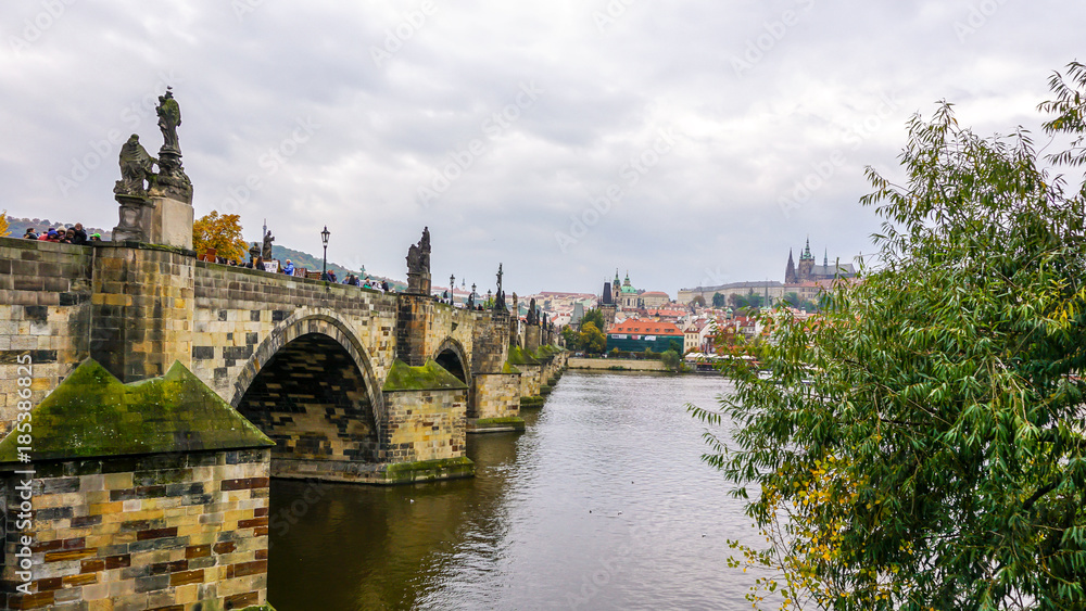Obraz premium Charles Bridge crossing the Vltava River in Prague, Czech Republic