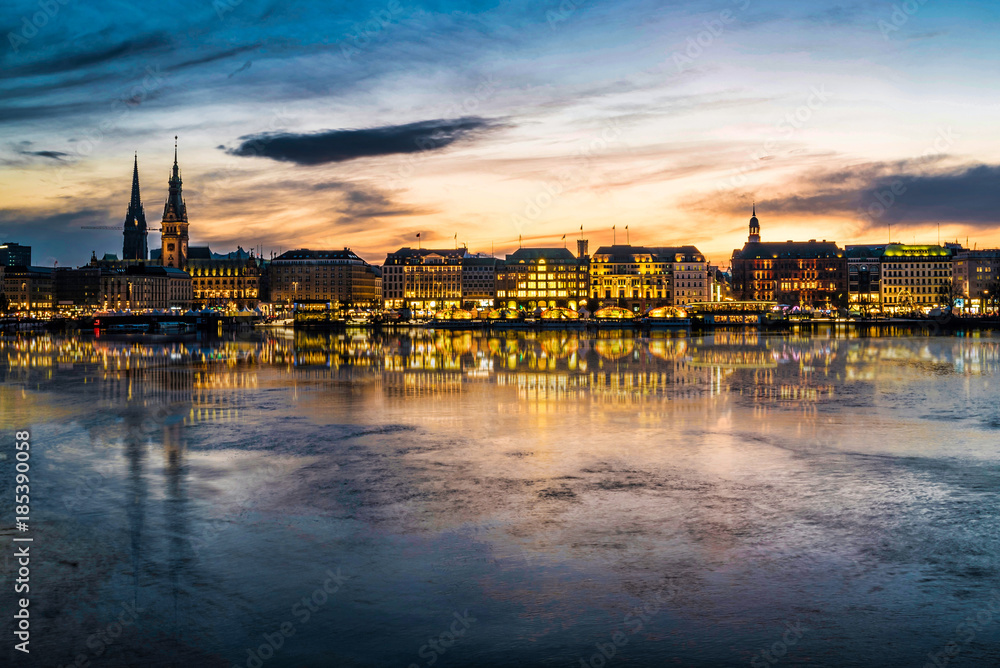 Obraz premium Hamburg cityscape with Alster Lake at sunset panorama