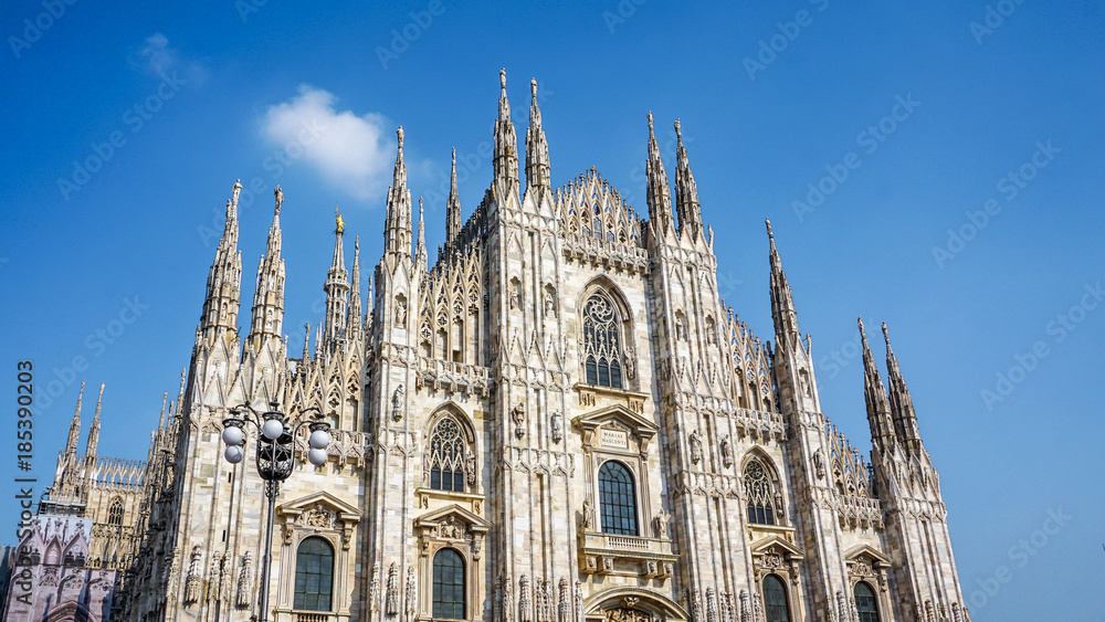 Fototapeta premium Katedra w Mediolanie w jasny, niebieski dzień