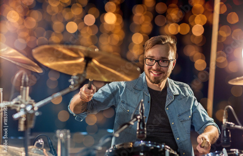 Valokuva musician or drummer playing drum kit at concert