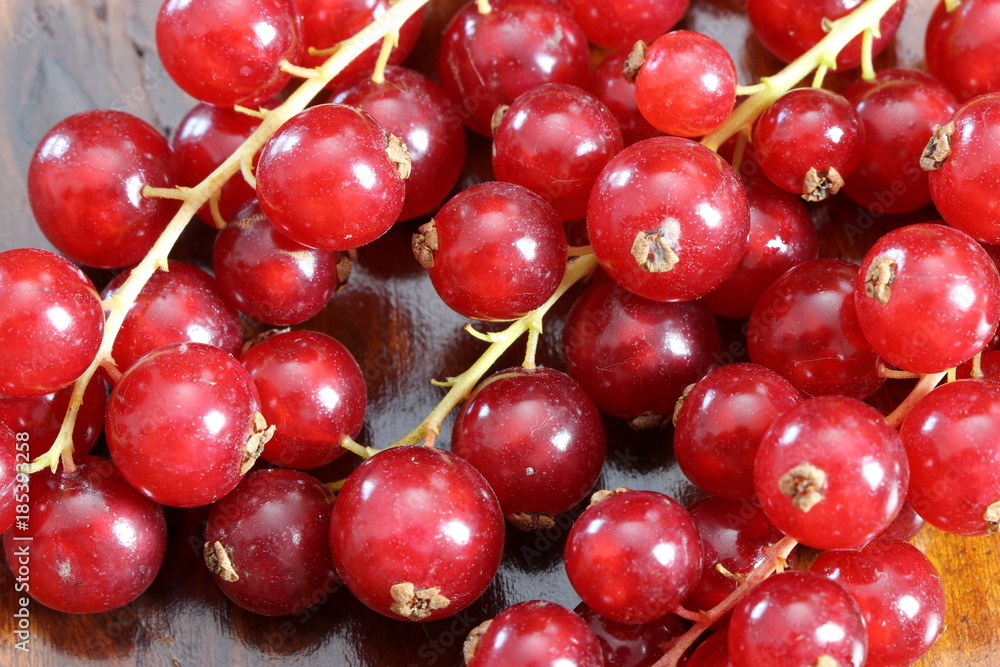 Ribes rosso su sfondo bianco e foglie di menta