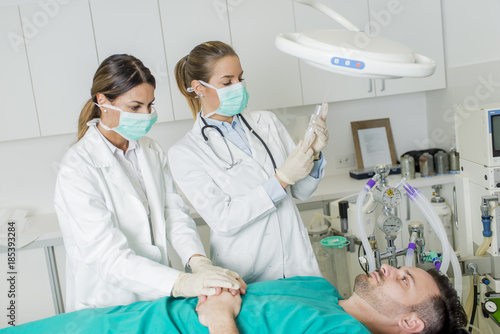 Female doctors preparing pa...