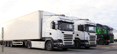 Camion de marchandise en attente de chargement pour transport sur les routes. 