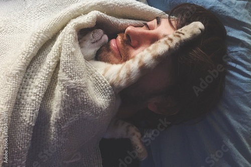 gattino dorme sopra il padrone photo