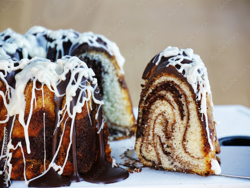 Foto de Marble bundt cake with dark and white chocolate icing sliced