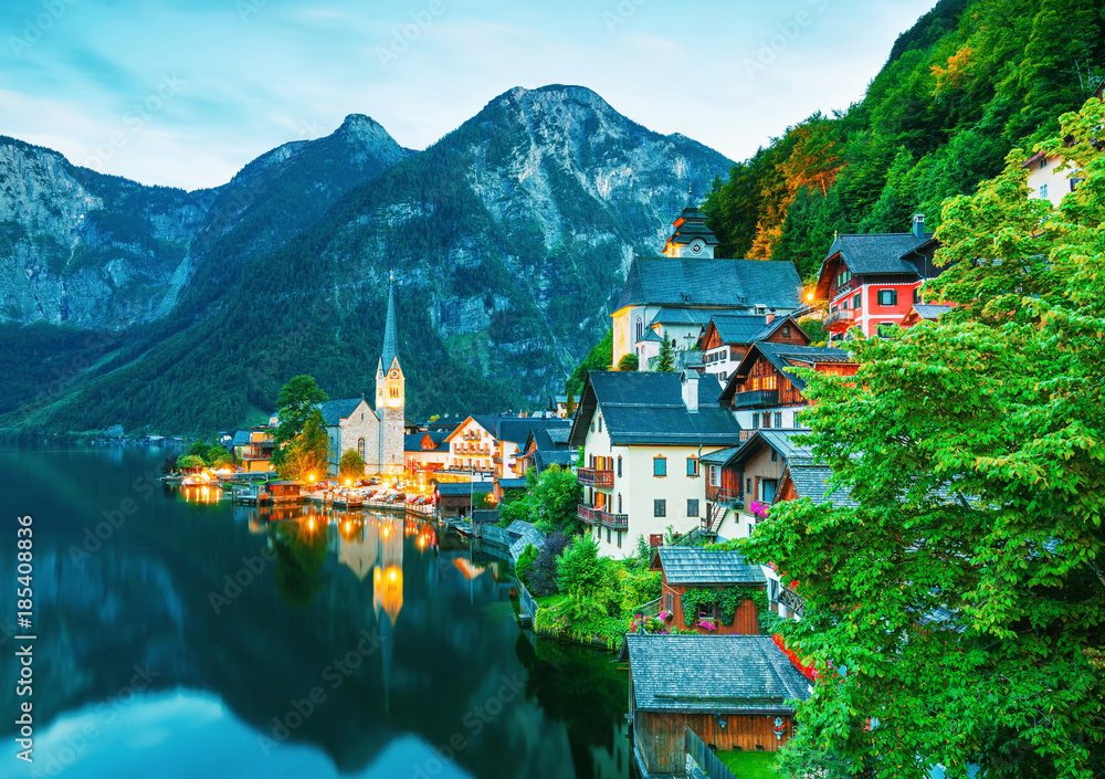 Obraz premium Scenic picture-postcard view of famous Hallstatt mountain village in the Austrian Alps at beautiful light in summer, Salzkammergut region, Hallstatt, Austria