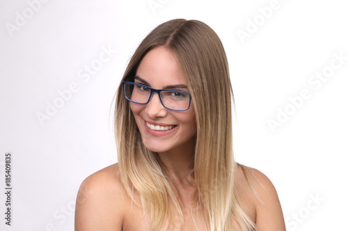 Wallpaper Mural Hübsche blonde Frau mit Brille lacht Torontodigital.ca