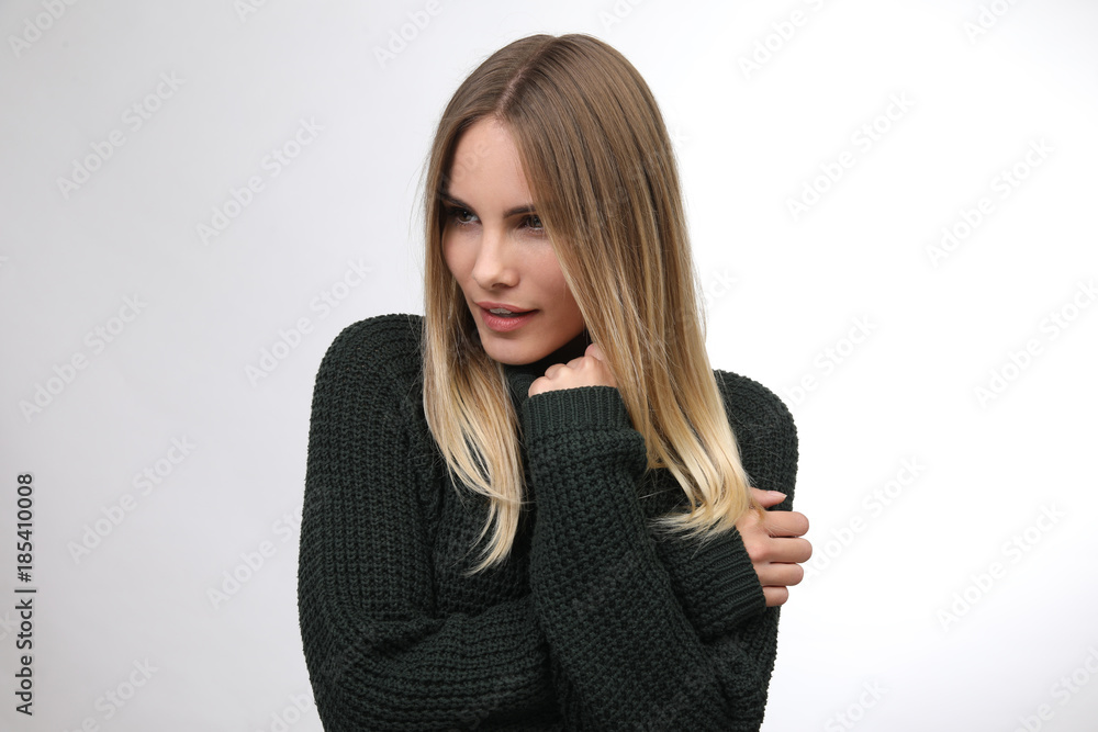 Hübsche blonde Frau mit Pullover weisser Hintergrund Hübsche blonde Frau mit Pullover weisser Hintergrund