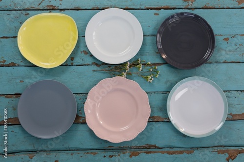 Fototapeta Naklejka Na Ścianę i Meble -  Empty plates with flower on wooden table