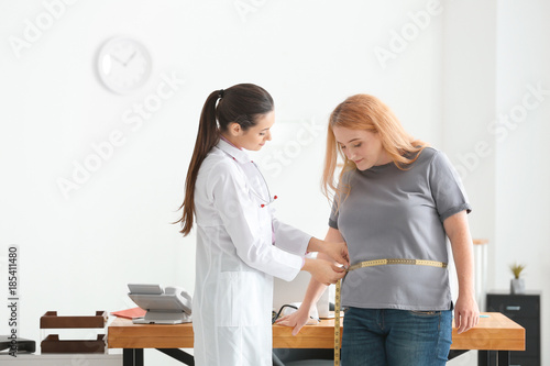 Young female doctor measuri...