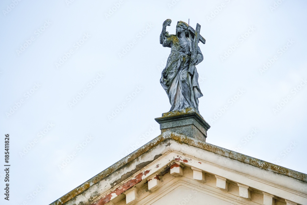 Obraz premium Battaglia Terme, Italy - June, 27, 2017: sculpture on a roof of a cathidral in Battaglia Terme, North Italy