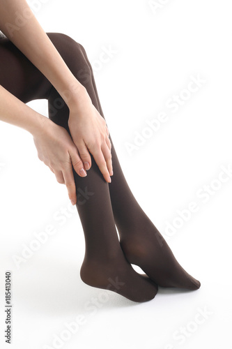 Masaż łydki. Kobieta rozmasowuje bolące nogi.
