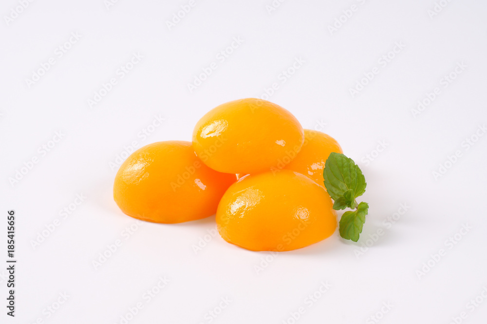 peeled and halved peaches peeled and halved peaches