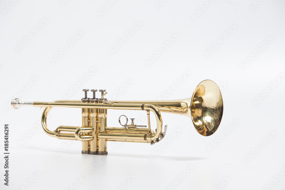 Obraz premium Gold lacquer trumpet with mouthpiece isolated on white