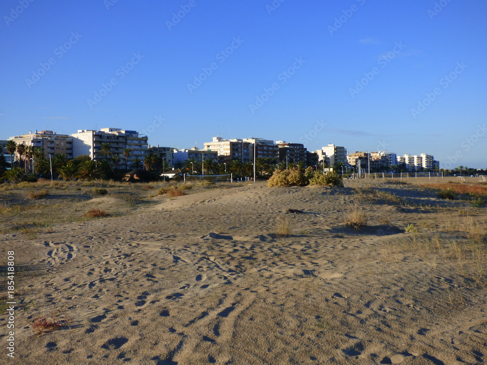Obraz premium Puerto Sagunto es un núcleo del municipio de Sagunto, en la Comunidad Valenciana, España, que está ubicado en la desembocadura del río Palancia y al norte de la provincia de Valencia