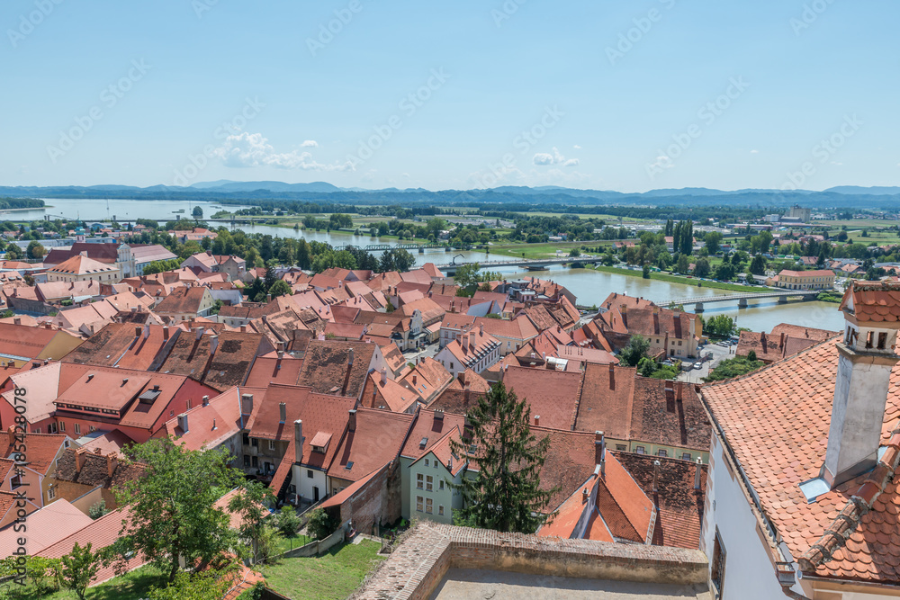 Ptuj / Słowenia - sierpień 17, 2017: Widok na starówkę, rzekę Drawa i jezioro z zamku w Ptuj w lecie 2017 Ptuj / Słowenia - sierpień 17, 2017: Widok na starówkę, rzekę Drawa i jezioro z zamku w Ptuj w lecie 2017