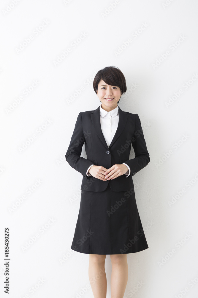 笑顔で立つビジネスウーマン 笑顔で立つビジネスウーマン