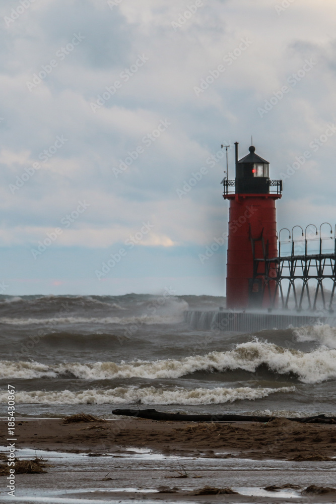 Obraz premium Michigan Light House Large Waves Evening, room for copy