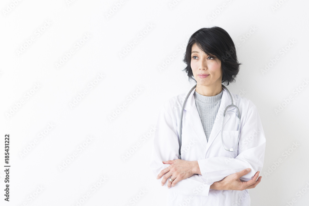 腕組みする女医 腕組みする女医
