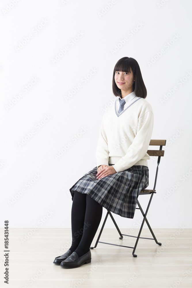 座る女子高生 Stock 写真 | Adobe Stock