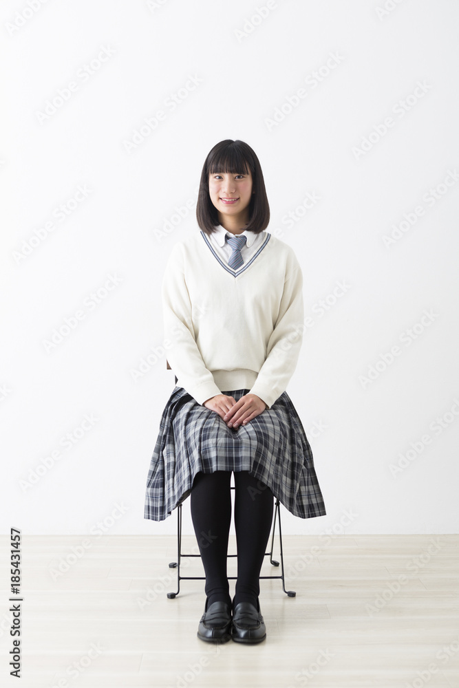 座る女子高生 Stock 写真 Adobe Stock 座る女子高生 Stock 写真 Adobe Stock