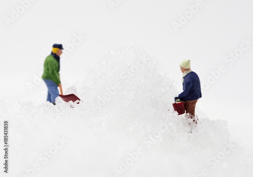 雪でかまくらを作る人