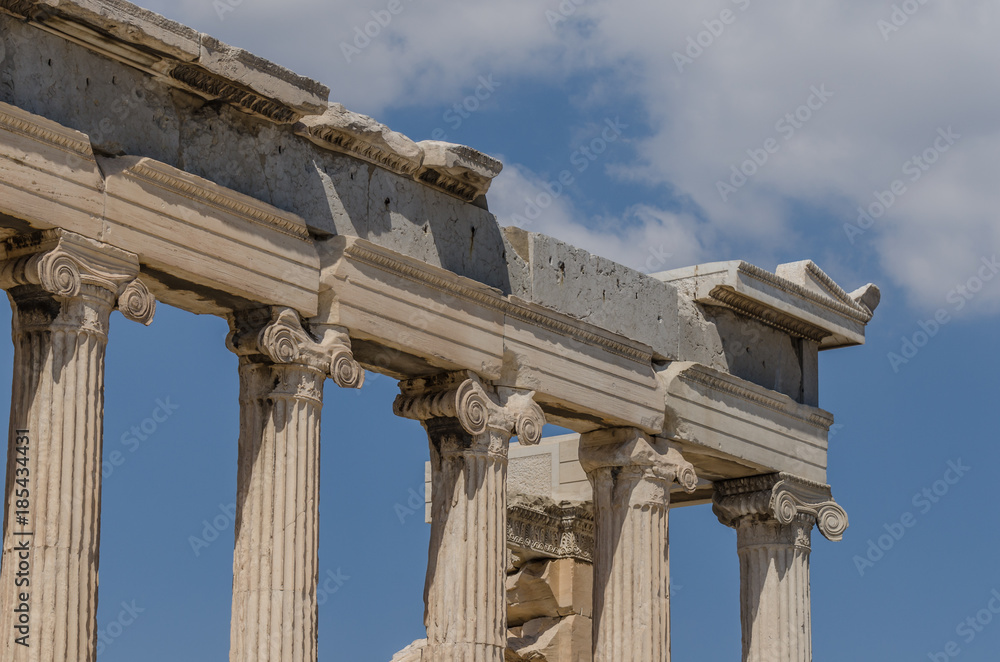 verzierte saeulen von akropolis